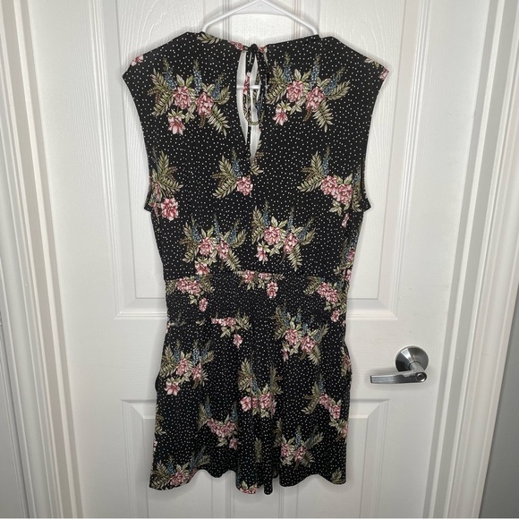 Cabi Runaround Romper Floral Wrap Style M - Picture 3 of 12